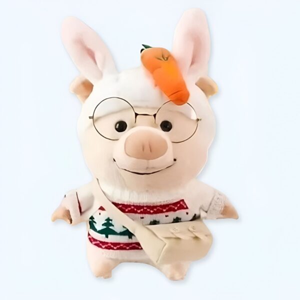 peluche-cochon-noel-pull-lapin-carotte-1a-3 Peluche cochon blanc portant des lunettes rondes et un pull de Noël, avec des oreilles de lapin et une carotte sur la tête.