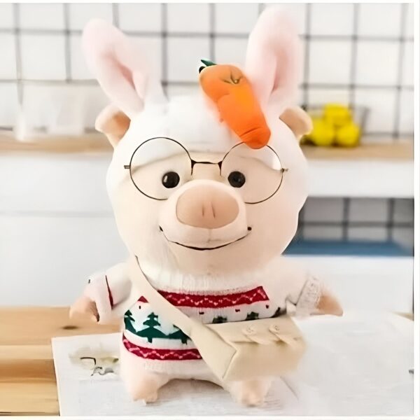 Peluche de cochon portant des lunettes rondes, un pull de Noël et des oreilles de lapin avec une carotte sur la tête.