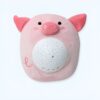 peluche-cochon-projecteur-etoiles-musique-bebe-sommeil-1a Une veilleuse en forme de cochon rose avec une projection d'étoiles.