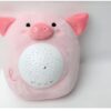peluche-cochon-projecteur-etoiles-musique-bebe-sommeil-4a Une peluche rose en forme de cochon avec un projecteur de lumières étoiles et une lune. Le projecteur est sur le ventre du cochon et il a des boutons pour contrôler la musique et la lumière.