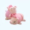 Deux adorables peluches de cochons roses avec des rayures et un nœud. Le cochon du haut porte un nœud sur la tête.