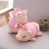 Deux adorables cochons en peluche, l'un portant un nœud rose et l'autre un nœud rose et des rayures roses.