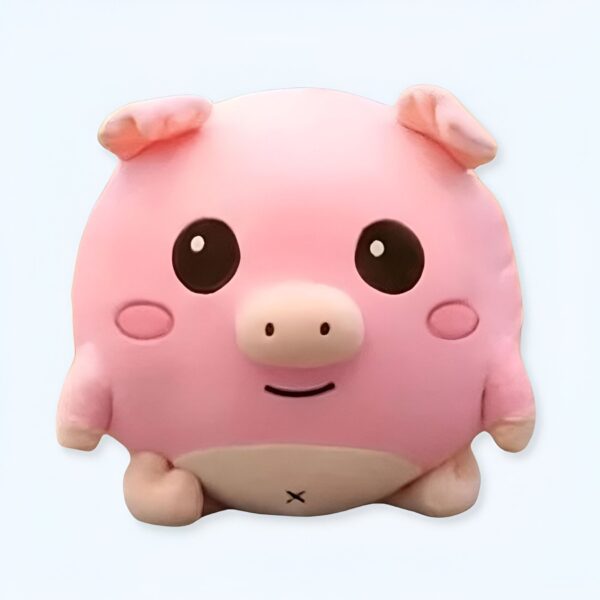 Une peluche rose en forme de cochon avec de grands yeux noirs et un petit nez rose. Elle est assise sur ses pattes et sourit.