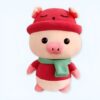 peluche-cochon-rouge-habille-bonnet-et-echarpe-1a Jolie peluche de cochon portant un chapeau rouge et une écharpe verte.