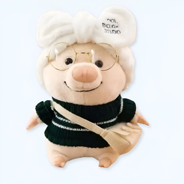 peluche-cochon-tendance-pull-vert-raye-cadeau-enfant-1a-3 Peluche de cochon rose portant des lunettes rondes, un pull vert et un ruban blanc sur la tête.
