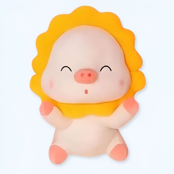 Un cochon rose avec une crinière jaune souriant.