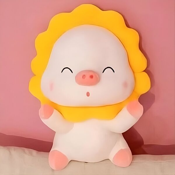 Une peluche de cochon blanc avec un nez rose et une crinière jaune souriant.