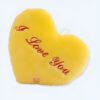 Coussin en forme de cœur jaune avec l'inscription "I love you" en rouge.