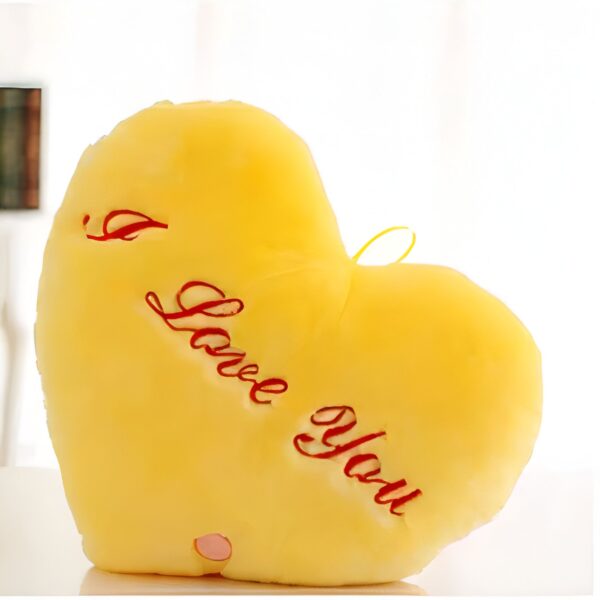 Oreiller en forme de cœur jaune avec l'inscription "Je t'aime" en rouge.