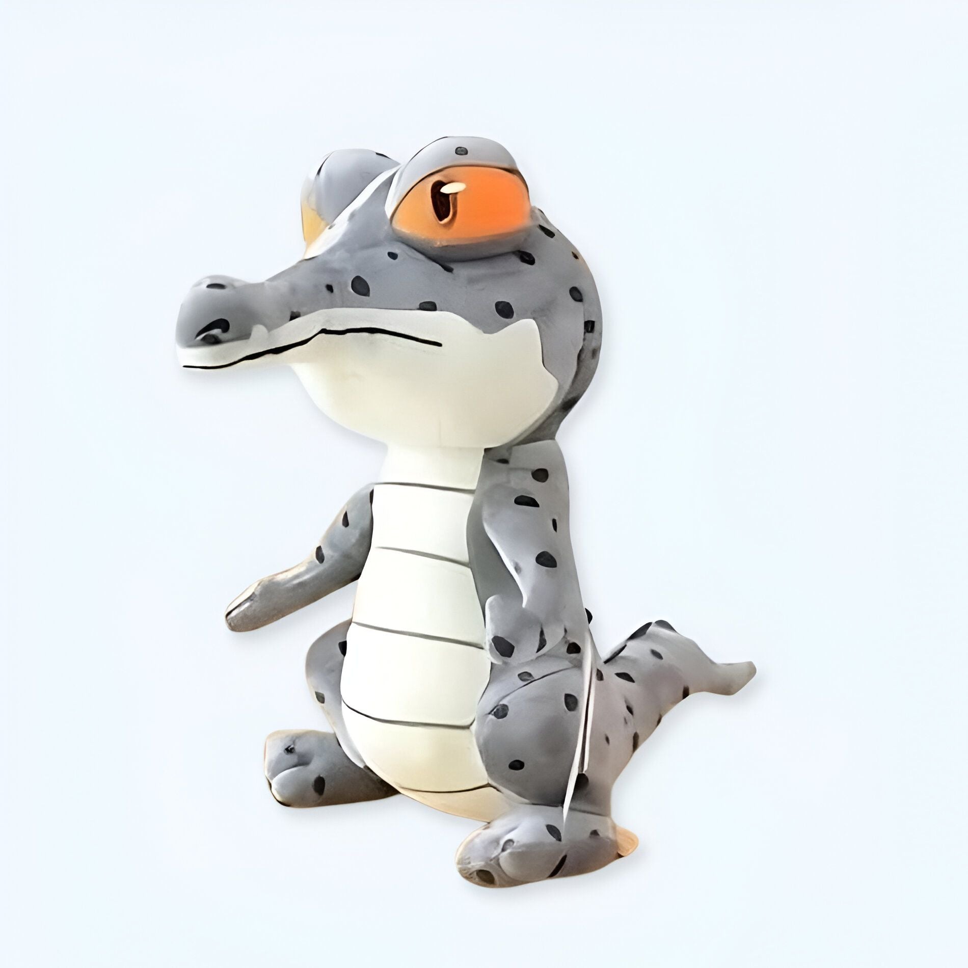 Morbido peluche a forma di coccodrillo grigio, un amico da coccolare.