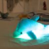 peluche-dauphin-lumineuse-lampe-de-chevet-et-compagnon-de-sommeil-2a Une peluche de dauphin bleu qui brille dans le noir.