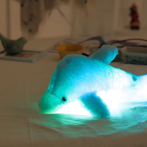 peluche-dauphin-lumineuse-lampe-de-chevet-et-compagnon-de-sommeil-2a Une peluche de dauphin bleu qui brille dans le noir.