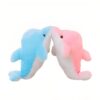 peluche-dauphin-lumineuse-lampe-de-chevet-et-compagnon-de-sommeil-6a Deux dauphins en peluche, un bleu et un rose, se font face et se touchent le nez.