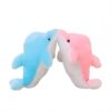 peluche-dauphin-lumineuse-lampe-de-chevet-et-compagnon-de-sommeil-9a Deux adorables dauphins en peluche, un bleu et un rose, se font face et se touchent le nez.