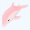 Un dauphin rose en peluche avec un œil noir et une paupière.