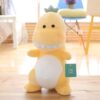 peluche-dinosaure-amusant-jouet-doux-pour-enfant-3a-1 Peluche de dinosaure jaune debout sur un plancher en bois. Il a de grands yeux noirs et un petit sourire.
