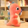 Une peluche de dinosaure rose avec des yeux noirs et des épines bleues sur le dos.