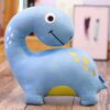 Une peluche bleue en forme de dinosaure avec des yeux noirs, un sourire brodé et des points jaunes sur son dos.