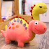 Deux peluches de dinosaures, un dinosaure rose avec des pointes grises sur le dos et un dinosaure jaune avec des pointes rouges sur le dos.