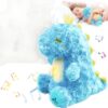 Doudou dinosaure bleu en peluche avec une lumière et des chansons pour les bébés.