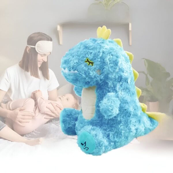 Une peluche bleue en forme de dinosaure avec un bouton en forme de note de musique. Le dinosaure a un œil fermé et un sourire.