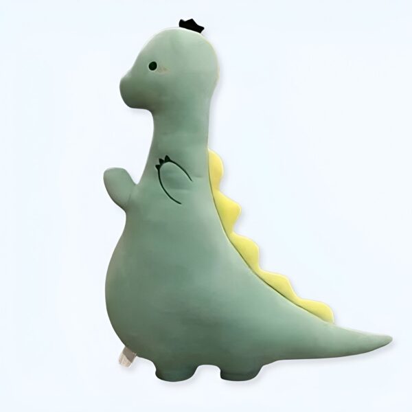 Une peluche de dinosaure vert avec des épines jaunes, debout sur un fond blanc.