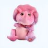 Un jouet en peluche rose représentant un tricératops assis.