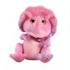 Peluche de dinosaure rose assis avec de grands yeux et une crête.