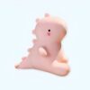 peluche-dinosaure-rose-jouet-doux-et-calin-pour-enfants-1a Une peluche de dinosaure rose avec une expression faciale mignonne.