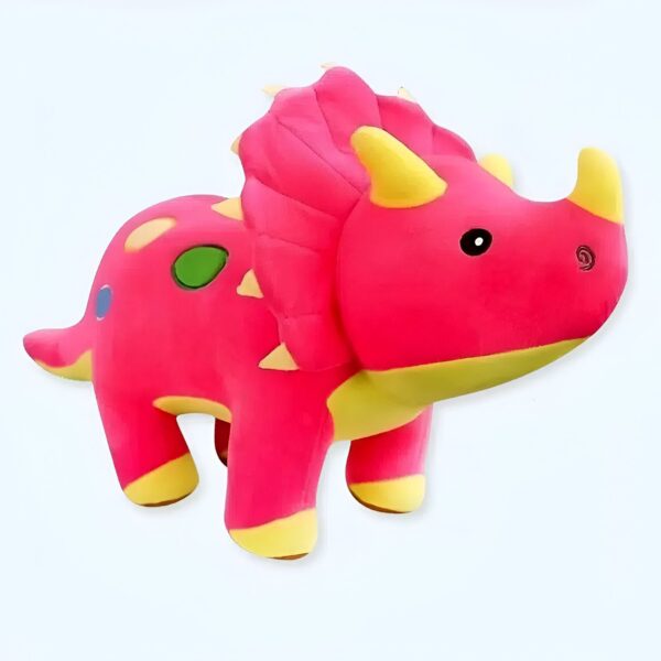 Peluche rose de tricératops avec des détails jaunes.