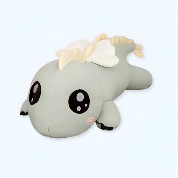 Une peluche verte et blanche en forme de dragon avec de grands yeux noirs et une petite bouche rose.