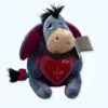 Peluche de l'âne "Âne" de Disney tenant un cœur rouge avec l'inscription "Je t'aime" en anglais.