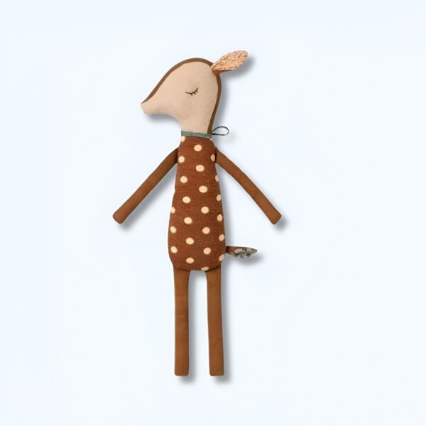 Peluche de cerf en tissu marron avec des pois blancs, debout sur un fond blanc.
