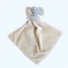 peluche-doudou-elephant-beige-jouet-bebe-calin-1a-1 Une couverture douce en forme d'éléphant pour bébé, idéale pour réconforter et divertir les tout-petits.