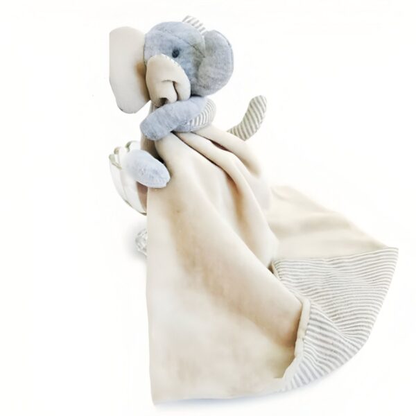 peluche-doudou-elephant-beige-jouet-bebe-calin-2a-2 Une couverture en velours beige avec un éléphant gris en peluche attaché. La couverture a une bordure rayée grise.