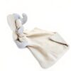 peluche-doudou-elephant-beige-jouet-bebe-calin-3a-2 Une couverture douce en tissu de couleur crème avec une tête d'éléphant gris en peluche. La couverture est bordée d'une bande de tissu rayée.
