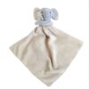 peluche-doudou-elephant-beige-jouet-bebe-calin-4a-2 Une couverture douce en crème avec une tête d'éléphant bleu attachée.