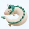 Un adorable dragon blanc en peluche avec des détails verts, parfait pour les câlins et les jeux.