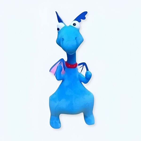 Un dragon bleu avec des ailes roses et un collier rouge, assis sur un fond blanc.