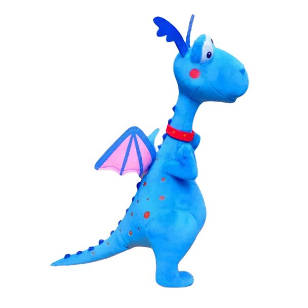 Un dragon bleu en peluche avec des ailes roses et un collier rouge sur fond blanc.
