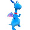 Peluche de dragon bleu avec des ailes roses et un collier rouge.