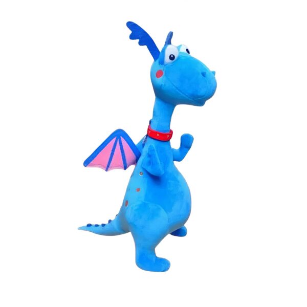 Peluche bleu représentant un dragon avec des ailes roses et un collier rouge.