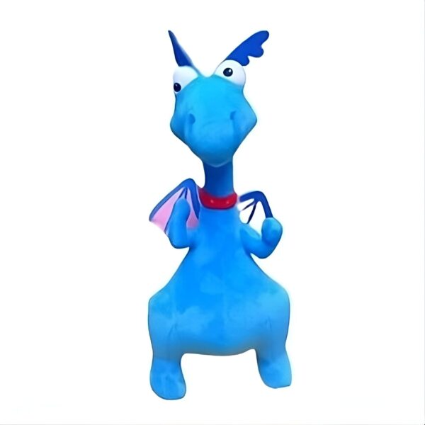 Une peluche bleue de dragon avec des ailes roses, des yeux exorbités et un collier rouge.