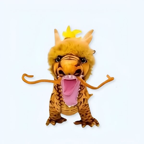 Une peluche de dragon jaune avec une crinière et une queue, la bouche ouverte et les dents apparentes.