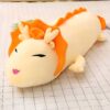 peluche-dragon-de-feu-jouet-doux-et-confortable-pour-enfants-et-adultes-2a-2 Gros coussin en forme de dragon jaune avec des détails orange. Le dragon a un sourire amical et des yeux noirs.