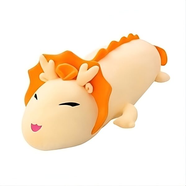 peluche-dragon-de-feu-jouet-doux-et-confortable-pour-enfants-et-adultes-3a-2 Un oreiller en forme de dragon mignon avec des cornes orange et des yeux souriants.