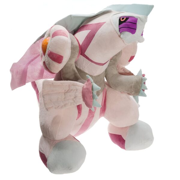 Peluche de Dialga, un Pokémon légendaire de type Acier et Dragon, de couleur rose, avec des yeux rouges et un regard féroce.