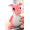 Gros dinosaure en peluche rose avec des yeux bleus.