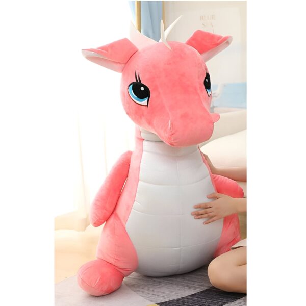 Gros dinosaure en peluche rose avec des yeux bleus.