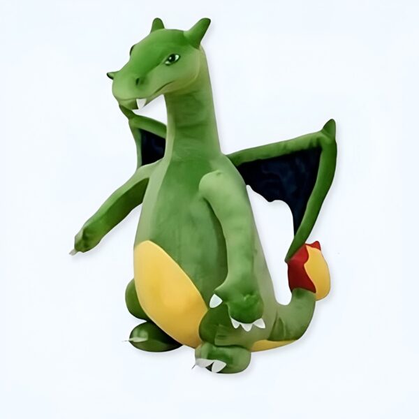 peluche-dragon-vert-geant-avec-flamme-jouet-enfant-1a Peluche de dragon vert avec des ailes noires et une queue rouge et jaune.